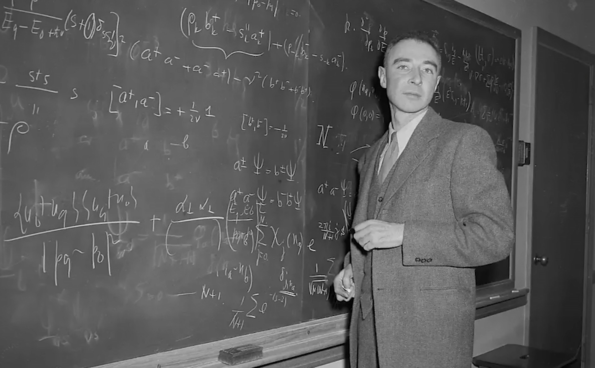 Ο Ρόμπερτ Οπενχάιμερ, 1904–1967, μπροστά σε μαυροπίνακα γεμάτο μαθηματικούς τύπους