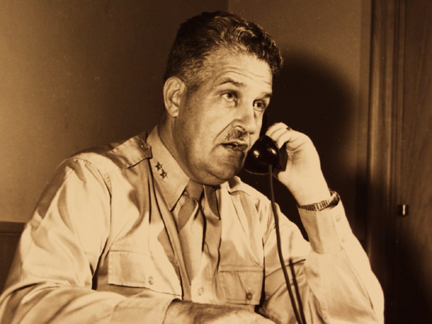 Ο υποστράτηγος Λέσλι Ρ. Γκρόουβς (1896–1970) μιλά στο τηλέφωνο.