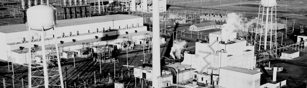 Ο αντιδραστήρας B στο Χάνφορντ, ο πρώτος αντιδραστήρας παραγωγής πλουτωνίου πλήρους κλίμακας στον κόσμο: άποψη των κτιρίων και των πύργων νερού.